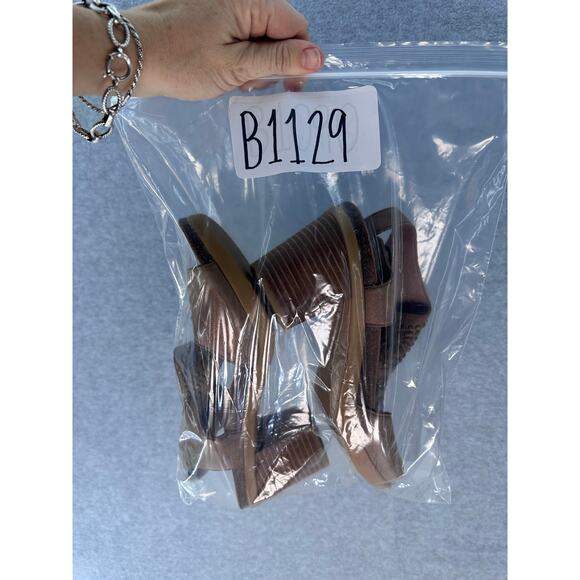 Dansko Womens sz 40 Deandra Studded Taupe Shimmer Sandal Block Heel BOHO T Strap - Picture 13 of 13